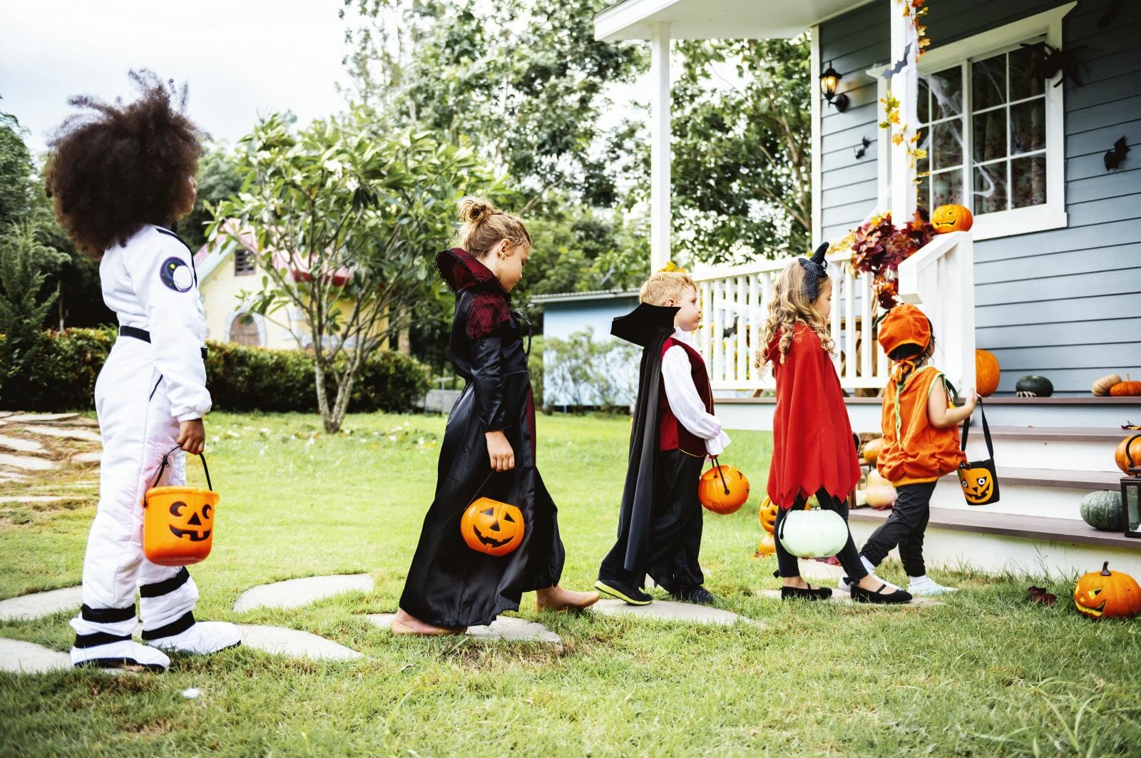 When is the Right Time For Your Children to Trick or Treat? Ergobaby Blog