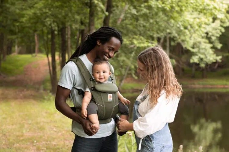 Facing In vs Facing Out in Baby Carriers